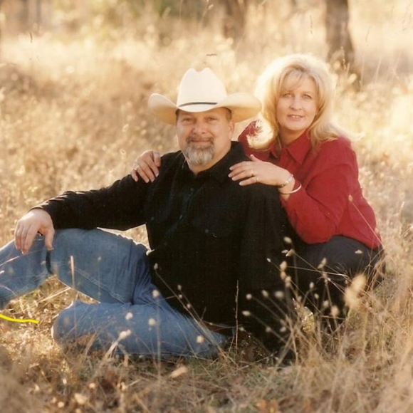 Hi!! I'm Debi... welcome to my closet! - Picture 2 of 6